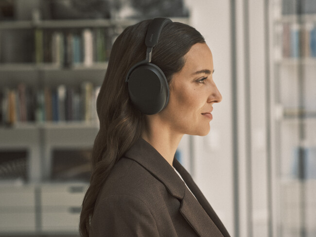 シリーズ史上最もスマートなブームレスで実現する次世代の音声体験、AI搭載プロフェッショナルヘッドセット「Evolve3」発売開始