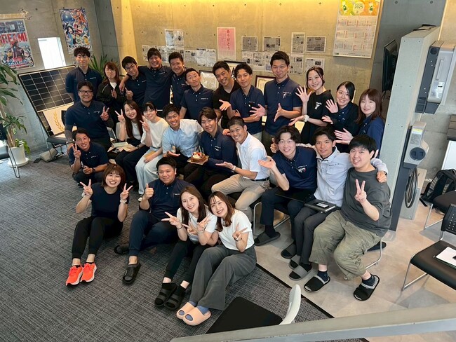 「オヤカク」時代の入社式トラーチ、体育会人材を主軸に採用強化入社式を「人生出発式 ～Family Message～」として開催