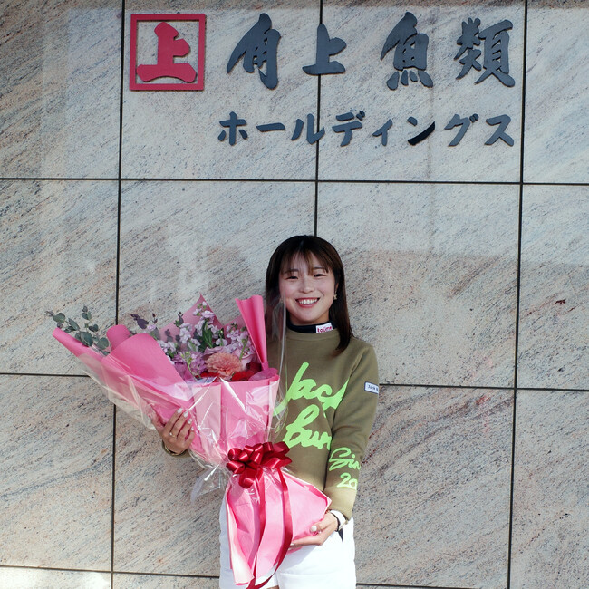 【角上魚類】2025年ゴルフ年間女王・佐久間朱莉プロとのスポンサー契約を更新！地元・埼玉の期待を右肩に。「日本一の質」を掲げる鮮魚専門店が、女王のさらなる飛躍を全力サポート！