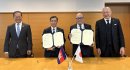 ▲調印式の様子　左からイアン・ソパレット環境大臣、チュオップ・パリス長官、小澤吉徳会長、鈴木龍介副会長