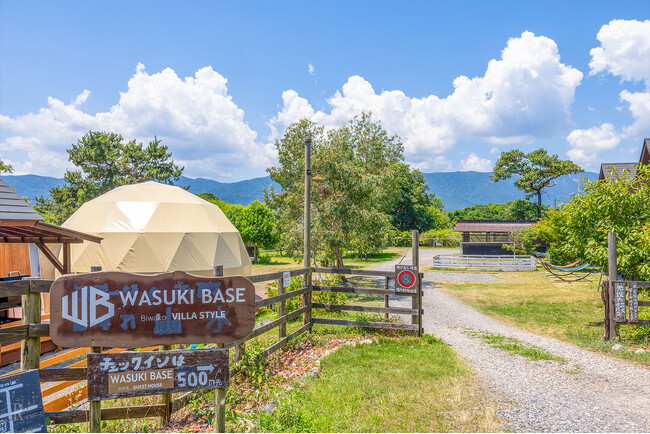 【リゾートグランピングドットコム新掲載】WASUKI BASE びわ湖 VILLA STYLE｜滋賀県高島市・琵琶湖の美しい湖岸景観を堪能 ～自然と快適が共存する湖畔の癒しステイ～
