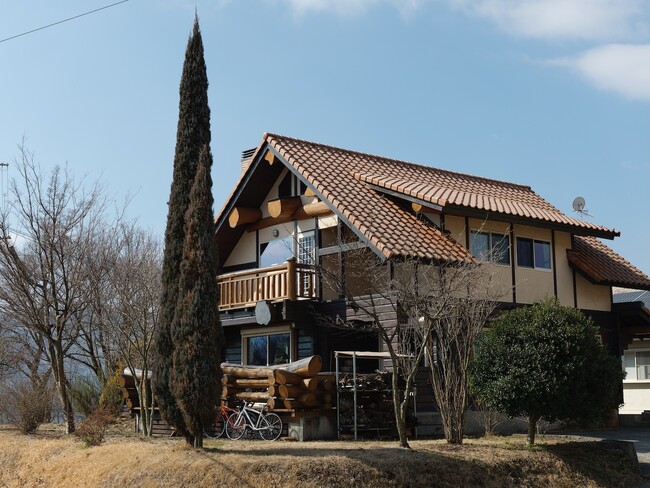 【熊本県初】名建築が大人の隠れ家に。日本ログハウス・オブ・ザ・イヤー受賞、絵画が迎えるログハウスで寛ぎ、遊び、ととのう。ペットと泊まれる一棟貸し「南阿蘇 林画邸 LOG HOUSE」プレオープン