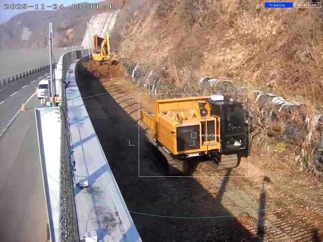 アーキット合同会社と植村建設株式会社、遠隔操縦下で複数重機に対応する「FOLLOW EYE」を共同開発 無人化施工の省人化と有人・無人現場の安全管理を支援