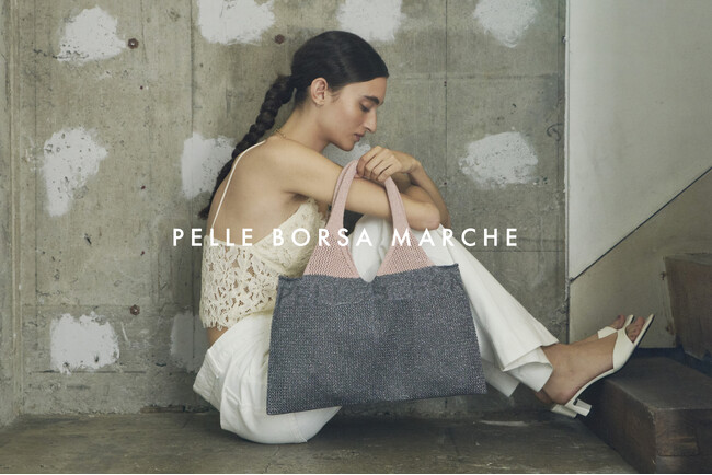 【約200gの軽やかさ】PELLE BORSA MARCHE「ニットバッグ-lame-」から、シアー感を楽しむ限定新色「グレー×ピンク」が登場