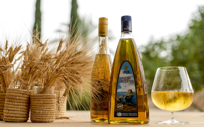 スペイン・イビサ島伝統のハーブ酒「イエバス」が「スペイン食品賞2025 最優秀スピリッツ賞（IGP部門）」を受賞