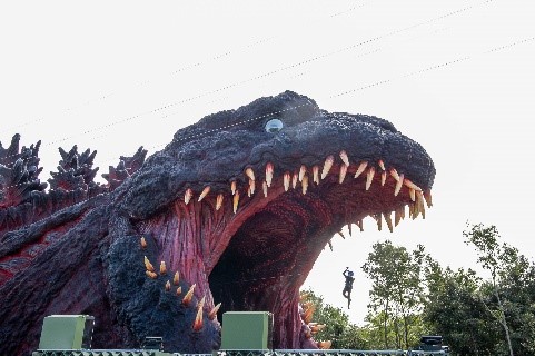 大迫力のゴジラに向かって“ふたりで”絆ジップライン！「春のペアジップライン ～ゴジラを監視！記録写真をUPせよ！～」