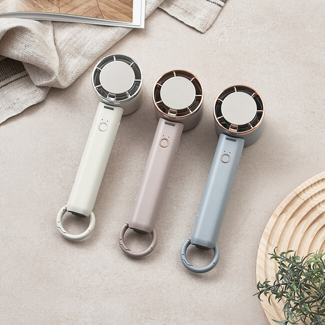 販売台数約30万台のメガヒット夏アイテムが進化！冷却プレートを大きく角度調節を可能にした新モデル「ペルチェ冷却機能ハンディファン カラビナ付」が、Life on Productsより新発売