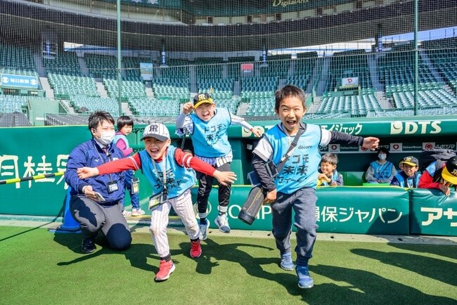 憧れの阪神甲子園球場を舞台に阪神タイガースOB 原口文仁さん・秋山拓巳さんが子どもたちに伝えたプロとして大切なこと「ドコモ未来フィールド」の特別プログラムを開催