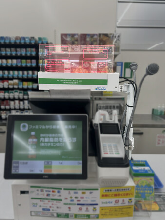 「透明翻訳ディスプレイ」実証実験を開始　お互いの顔を見ながら会話が可能に　言葉の壁を解消し、よりスムーズな買い物を実現