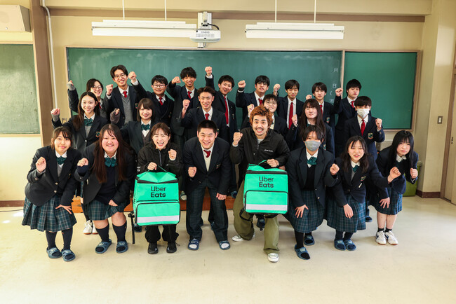 Uber Eats、閉校を控えた埼玉県立皆野高等学校の卒業生へサプライズ配達を実施人気クリエイターが配達パートナーとして登場