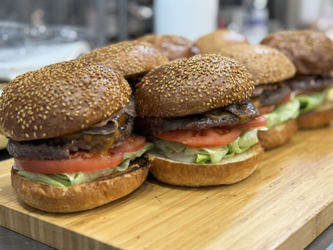 創業100年の近江屋牛肉店×ハンバーガー日本一「ハリーズ・ジャンクション」、特別コラボ決定