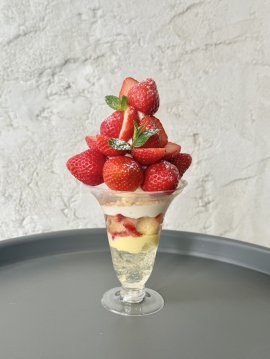 いちごの贅沢パフェ