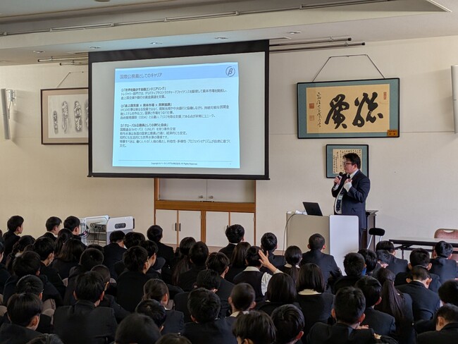 【洛南高等学校附属中学校で導入】中学3年生約290名がアプリで学ぶ「次世代の金融経済教育」を体験