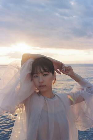 俳優 鳴海唯の季刊ZINE 『Magic hour』シリーズ 第2号が4月10日（金）に発売決定！「Romantic」をテーマに前号とは対極の幻想的な世界観を表現。