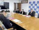 打ち合わせ写真當銘市長、おき保比嘉センター長とともに事業についての内容共有と取材対応