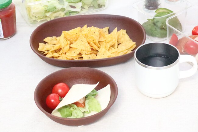 【ニトリ デコホーム】ぬくもりのあるデザインと、食器洗い後の乾かしやすさを両立。はっ水加工の木目柄食器シリーズが新登場