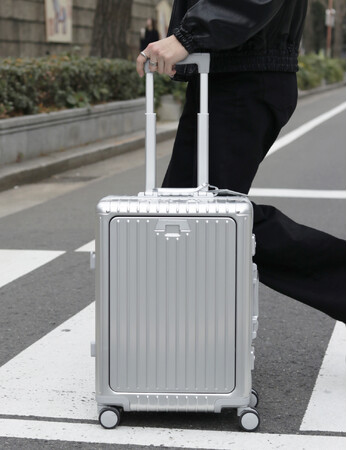 【ヒルナンデスで紹介】人気のスーツケースシリーズから「フルアルミ×多機能」のハイエンドモデルが新登場［永久保証］