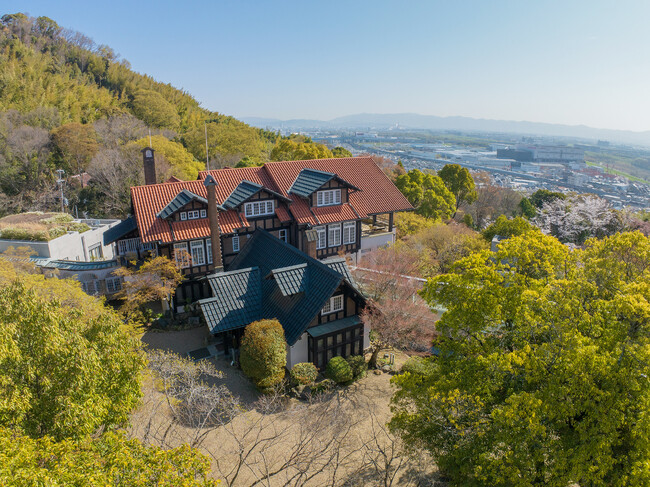 【民藝×モネ】開館30周年を迎えたアサヒグループ大山崎山荘美術館で、ふたつの展覧会の世界に浸る。