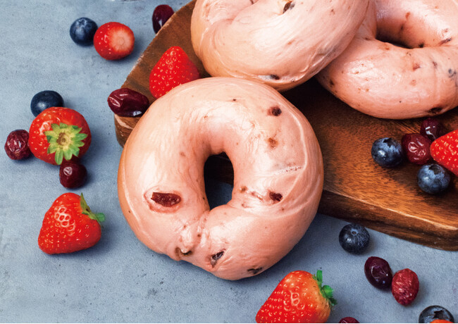 BAGEL & BAGEL から新商品が登場！３種のベリーをごろっと練り込んだ「トリプルベリー」ベーグルを期間限定で販売します