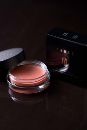 THREEのグラムトーンカラーカスタードに、深みと透明感を醸し出すFETICO限定色が登場