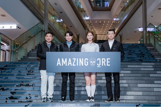 平成ノブシコブシ吉村＆高橋ユウが新作ウェアでランウェイ風に登場！　プレミアムゴルフウェアブランド「AMAZINGCRE（アメージングクリー）」日本初出店！表参道ヒルズ店グランドオープン記念イベント開催