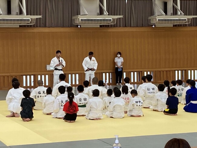 五輪メダリストと元プロ野球選手が直接指導 大野将平さん・T-岡田さんのスポーツ教室