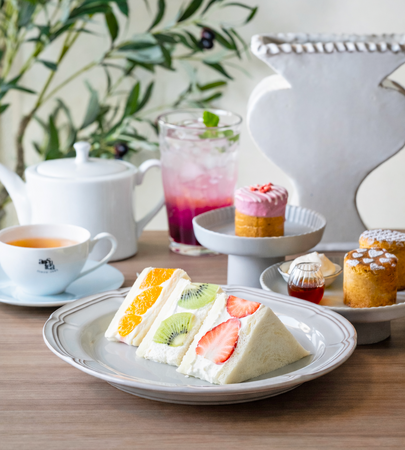 アムシュティー紅茶と生搾りフルーツサンド・スコーンのペアリングの新感覚体験。紅茶専門店 神戸・甲南山手「テ・クローレ」が4月3日(金)にリニューアルオープン