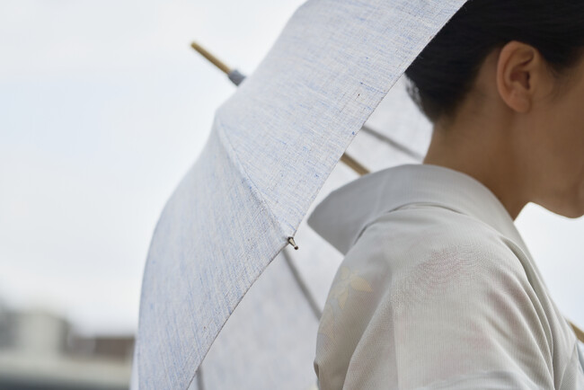 【2026年新作パラソル】シンプルな佇まいと素朴な風合いが魅力の麻日傘「織風」を3月2日に発売。発売に合わせ、商品の制作工程を辿るプロモーション動画も公開。