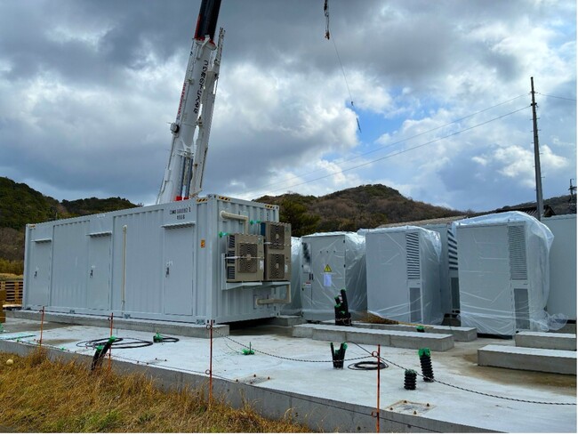 【日本蓄電池株式会社】島根県大田市にて系統用蓄電施設「NC大田市仁摩町蓄電所」蓄電池設置開始