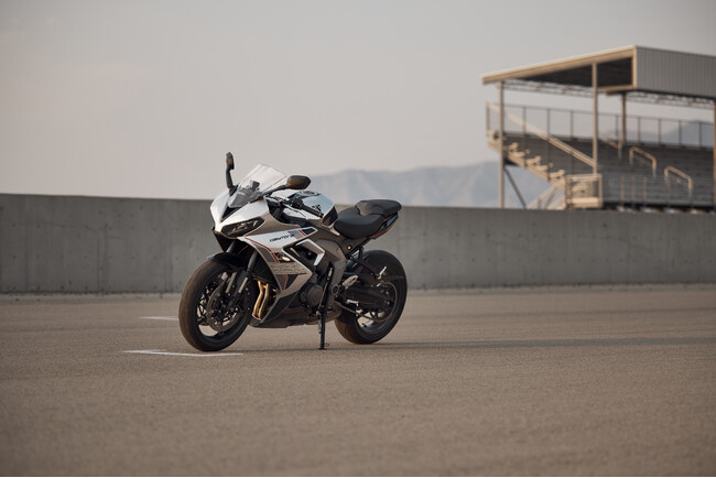 よりシャープに。よりスポーティに。より洗練されたスタイルへ。トライアンフからDaytona 660のアップデート発表のお知らせ