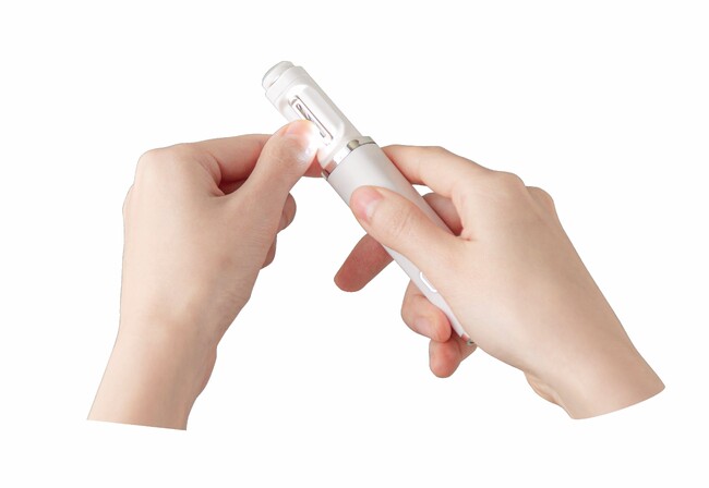 ライト付きで爪先が見やすい！手軽に削って整えられる「ライト付き2WAY 電動爪切り」を新発売