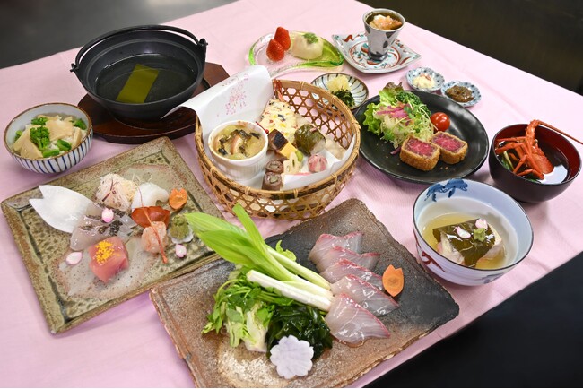 【伊勢・おかげ横丁】五十鈴川の桜を特等席で楽しむ「花見特別席」＆桜の開花を待つ音楽会「花待ちの調べ」開催 春の風物詩「五十鈴川桜まつり」3月28日～4月5日