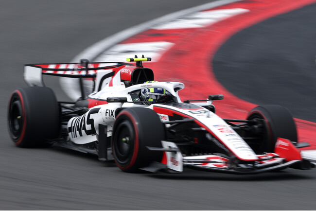 F1 2026で小松礼雄率いる TGR Haas F1 Team が躍進中！タイトルパートナーに TOYOTA GAZOO Racing を迎えて初の日本グランプリがいよいよ開幕！