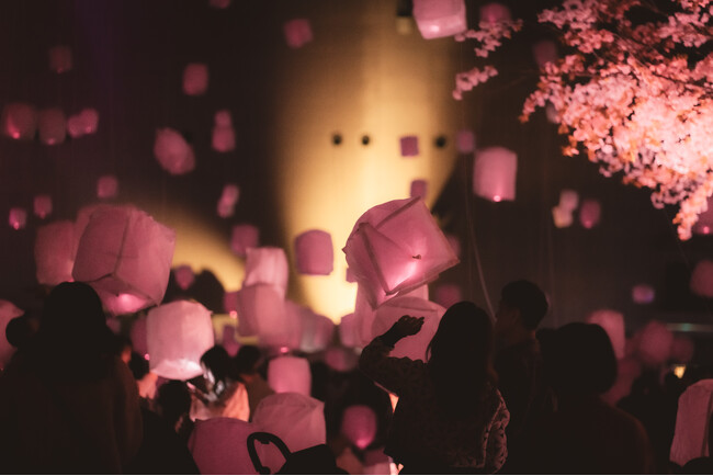 有明の夜空にランタンが舞う―TOKYO DREAM PARK「有明春祭り」さまぁ～ず三村・霜降り明星せいや・ハライチ澤部・櫻坂46メンバーも登場！