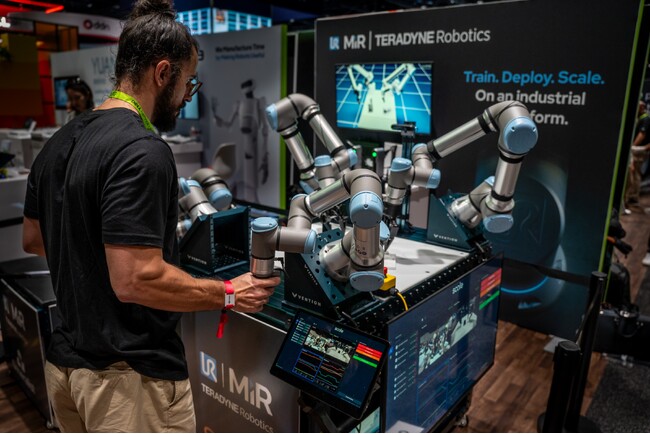 ユニバーサルロボットとScale AI、模倣学習システム「UR AI Trainer」を発表