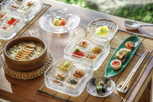 【養命酒製造×星のや軽井沢】夏の養生を考えた「涼菜（すずな）の朝粥膳」～美味しく避暑して身体を整える体験～