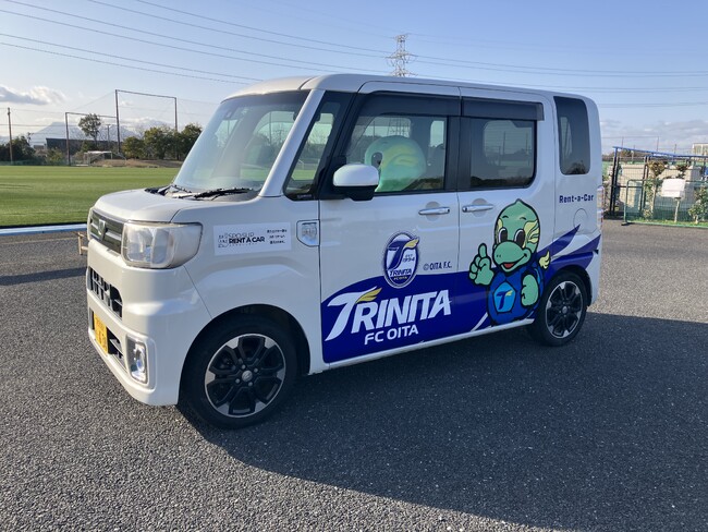 【大分初進出】大分トリニータコラボ車両に“乗って応援”！12時間1,500円からの地域貢献型「スポサポレンタカー」が3月16日より運用開始