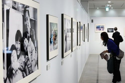21年続く横田めぐみさん写真展のパネル、神奈川県へ寄贈