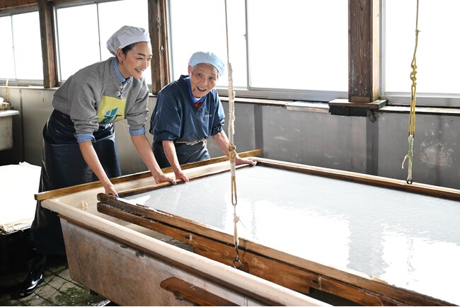 【ＢＳ日テレ】冨永愛が約1500年の歴史を誇る「越前和紙」の工房を訪れ、幻の技「漉き掛け」の極意に迫る