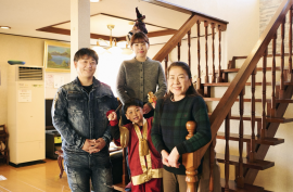 旅館おぎたスタッフ(右から3代目女将荻田美枝子、娘まな、まなの息子、こんのでんき金野代表)