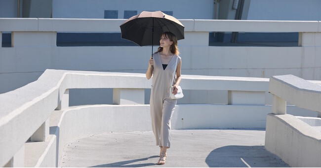 閉じるだけで一気にたためる日傘がリニューアル