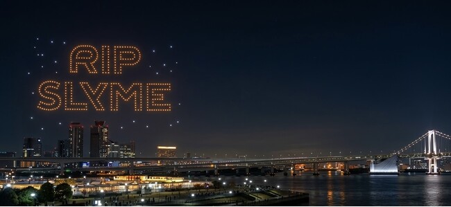 【日本初※】東京湾岸の夜空に「THANK YOU」RIP SLYMEへの想いを届けるドローンショーを実施