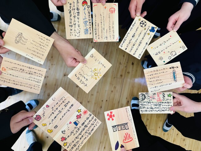 玉川温泉と武甲温泉にて、卒業生から地域の方へ感謝を書いたヒノキをお風呂に浮かべる「卒業ありがとう風呂」を開催します。