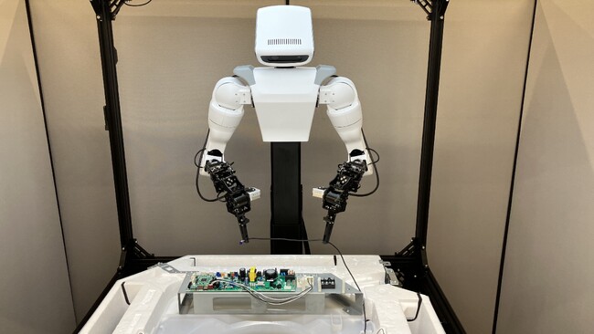 日立、現場で自ら学びながら動作を最適化し、複雑作業を自動化するフィジカルAI技術を開発