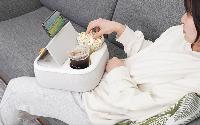 「動きたくない」を、膝上で叶える。スマホスタンド＆ドリンクホルダー付き『怠惰なあなたの膝上テーブルクッション』を発売