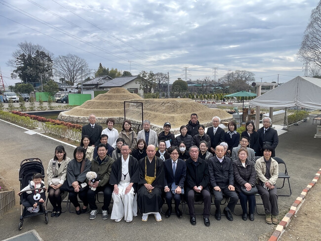 【開催レポート】神仏が融和し、十五柱の御霊（みたま）を祀る。株式会社前方後円墳、春の祭祀『御霊祭』を野田古墳墓にて斎行。住職による鳥居前での「玉串奉奠」と、神職による「氏名奏上」の儀。神仏習合の祈り。