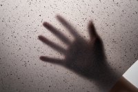 本革の端材が“透過する黒”に新素材『OBRO』、Makuakeで目標達成