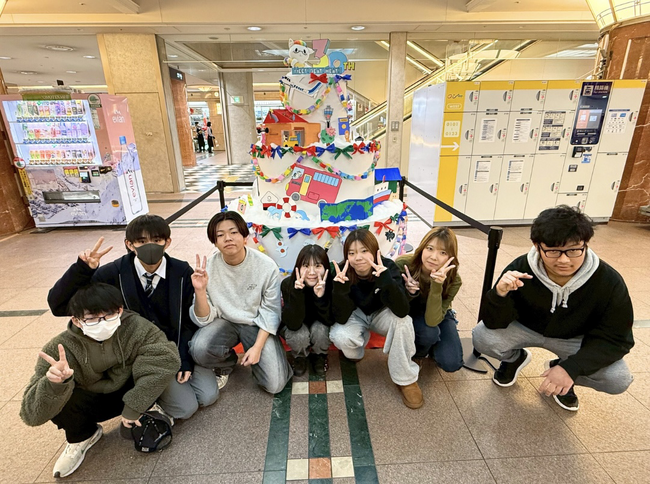 【大阪・難波】OCAT開業30周年を高校生がアートで祝福！高さ2m超の「巨大バースデーケーキ」モニュメントを制作・展示