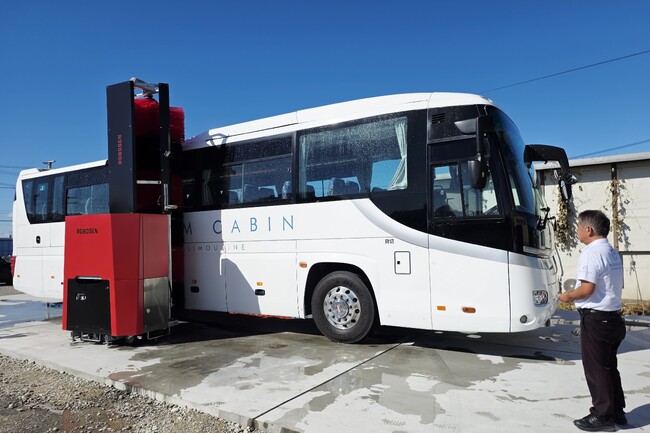 【全国初】観光バス業界に革新。沖縄のラグジュアリーバス運行「プラチナキャビン」が洗車専用超純水システム『HYPER WATER』を導入