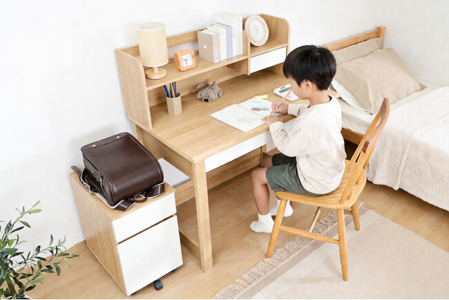 リビング学習時代に対応する、コンパクトな「キッズデスク」を新発売。北欧デザインとたっぷりの収納力を兼ね備えた一台。